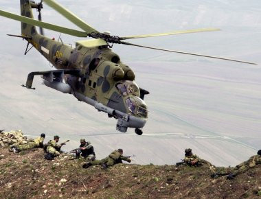 Σφυροκόπημα από ρωσικά και συριακά επιθετικά ελικόπτερα της ISIS ανατολικά της Παλμύρα